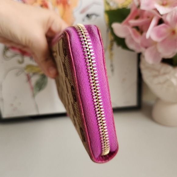 GUCCI GG Logo Canvas Zip Around Wallet - Picture 11 of 14